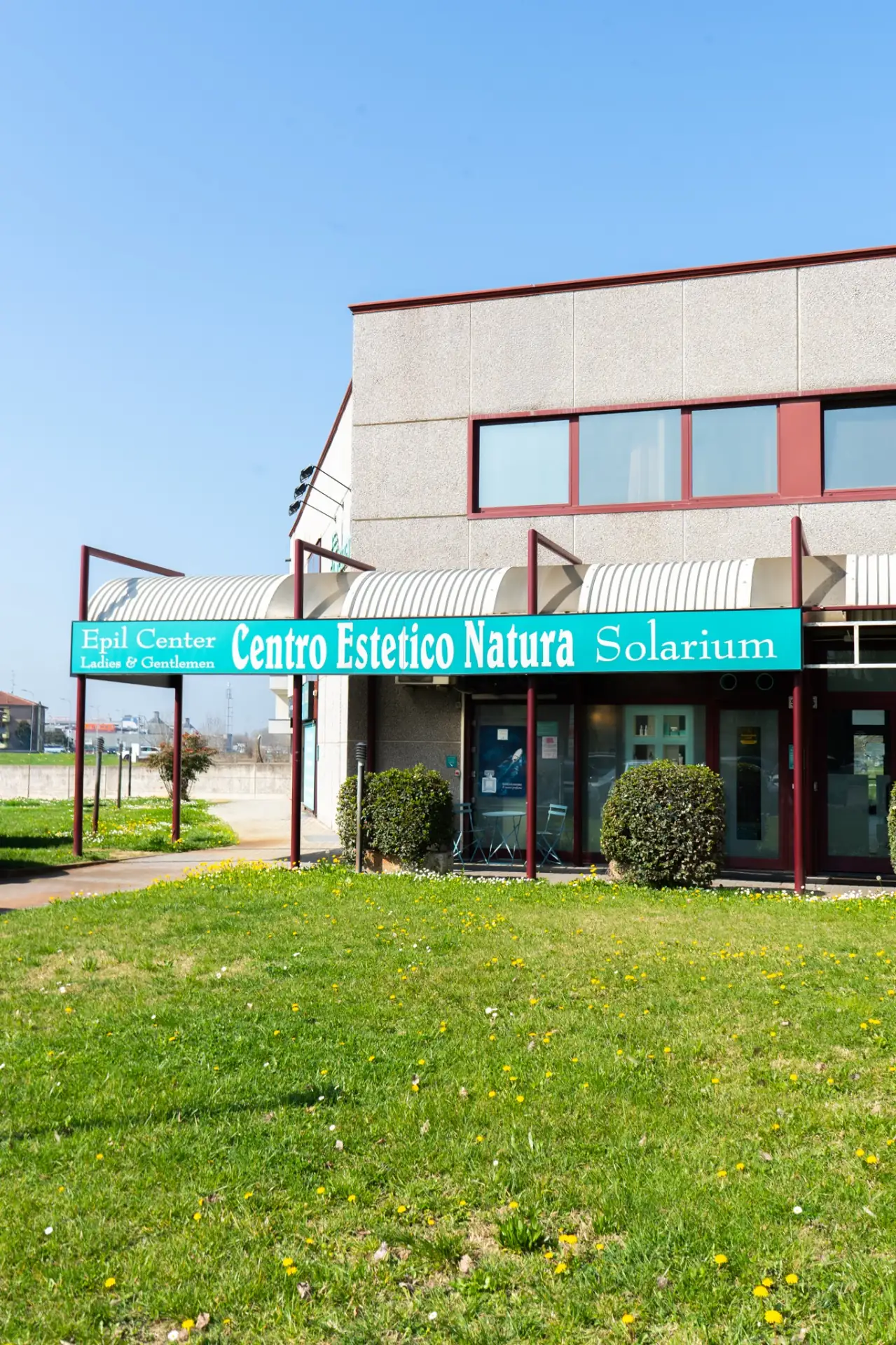 Ingresso e insegna del Centro Estetico Natura a Mirandola